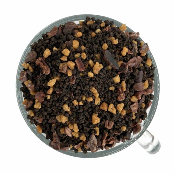 Ein Bild von dem Schwarzen Tee Rush Hour Nuss Kuss. Ein Schwarzer Tee mit Vollmilchschokolade-Sahne-Haselnuss-Geschmack.
